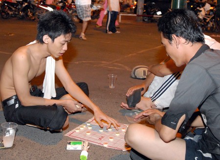 People play chess on the pavement during a blackout. (Photo:SGGP) People play chess on the pavement during a blackout. (Photo:SGGP)